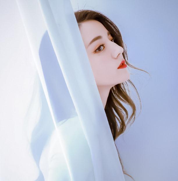 迪麗熱巴黃景瑜結(jié)婚照(迪麗熱巴和肖戰(zhàn)私下關(guān)系)