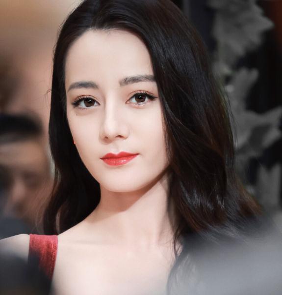迪麗熱巴黃景瑜結(jié)婚照(迪麗熱巴和肖戰(zhàn)私下關(guān)系)
