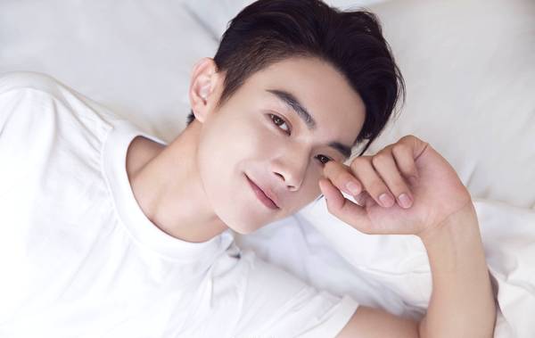 許凱前女友照片(許凱承認的女朋友)